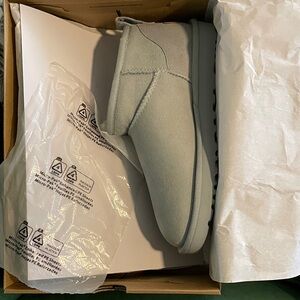 NIB Ugg ultra mini seafoam size 8